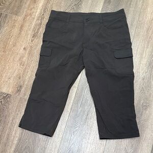 Women’s  Black Capri Cargo Pants